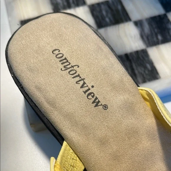 Butter Yellow Leather Sandals with Floral Design - Picture 2 of 16